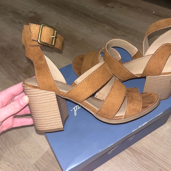 Universal Thread Heels - Picture 2 of 3